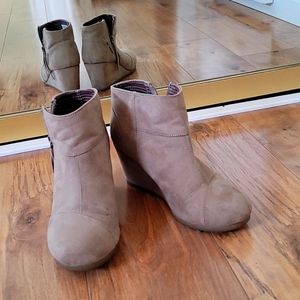 Nude brown ankle boots